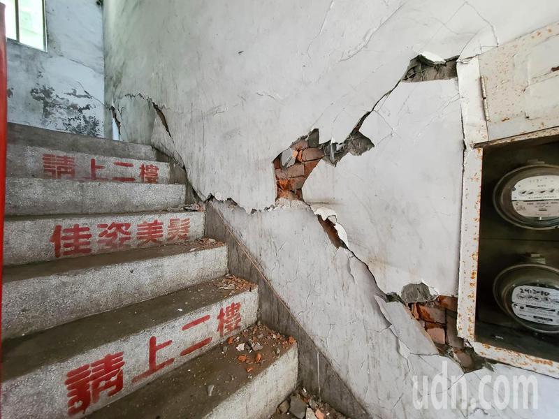 0403花莲大地震，新北市安和路二段一栋公寓墙壁裂开。记者郑超文／摄影