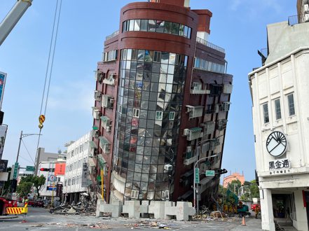 花蓮市區的「天王星」大樓發生嚴重傾斜。 聯合報系資料照