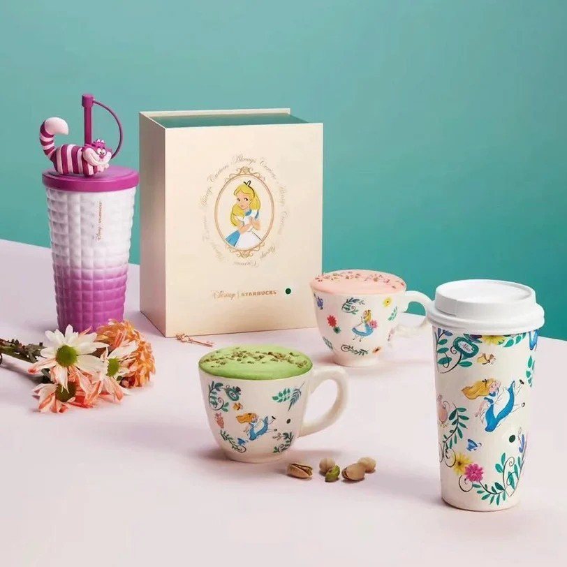 愛麗絲馬克杯禮盒、手繪風的愛麗絲杯款和妙妙貓吸管杯。圖片來源：星巴克微博