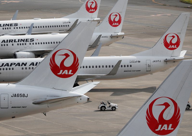 日本航空公司（Japan Airlines）一架航機今天下午從日本宮崎機場要飛往羽田機場，由於在飛行中兩度遭雷擊，緊急轉降關西機場平安落地。路透社