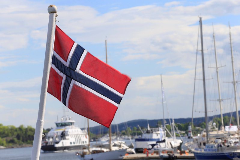 挪威媒體報導，挪威國會今天上午收到炸彈威脅，為安全起見，目前已經關閉國會，且鄰近區域交通也暫時封鎖。示意圖／路透社