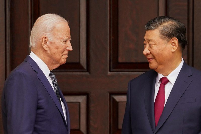 美國總統拜登（左）2日與中國大陸國家主席習近平（右）通話。 （路透資料照）