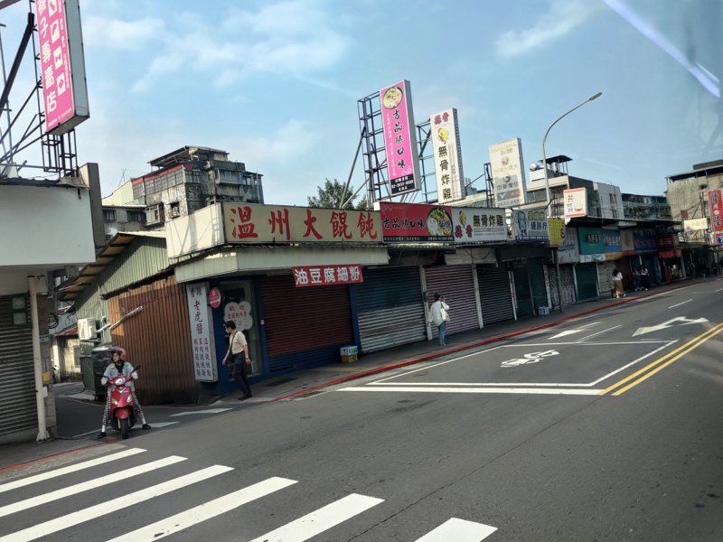 台北市今天上午8点左右，发生强烈感地震，许多民众吓坏，整体天摇地动相当惊人。记者林丽玉/摄影
