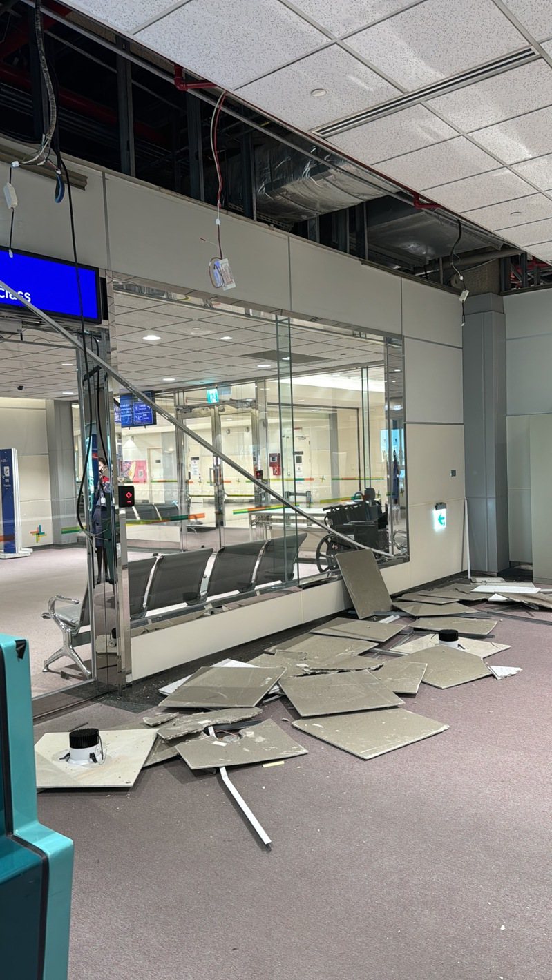 今07：58花莲县府南南东方25公里处发生芮氏规模7.2地震，桃园机场航厦内也传出天花板掉落灾情。图/读者提供