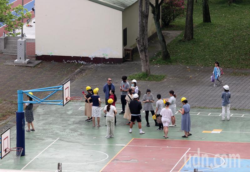 今天上午7时58分花莲发生芮氏规模7.2强震，台北市震度为4级，地震发生时大部分小朋友已经到学校上学，也立即在老师协助下，前往操场避难。记者胡经周／摄影