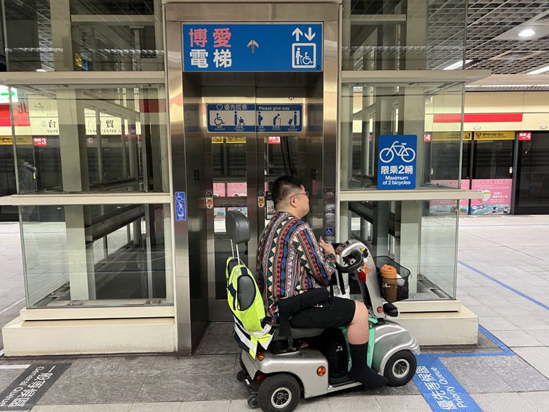 有身障者搭乘捷运抵达101站后，因为电梯、手扶梯暂停运转，被困在月台许久。记者钟维轩／摄影