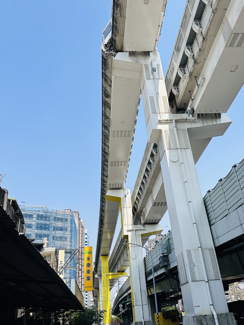 新北环状线板新站与中和站间高架路疑似位移。记者刘懿萱／摄影
