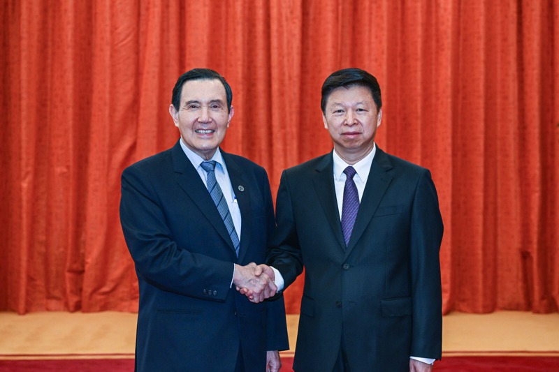 前總統馬英九（左）訪問中國，1日與國台辦主任宋濤（右）會面。馬英九表示，兩岸的和平穩定不只是造福兩岸，也對全世界有巨大的意義。圖／馬英九辦公室提供