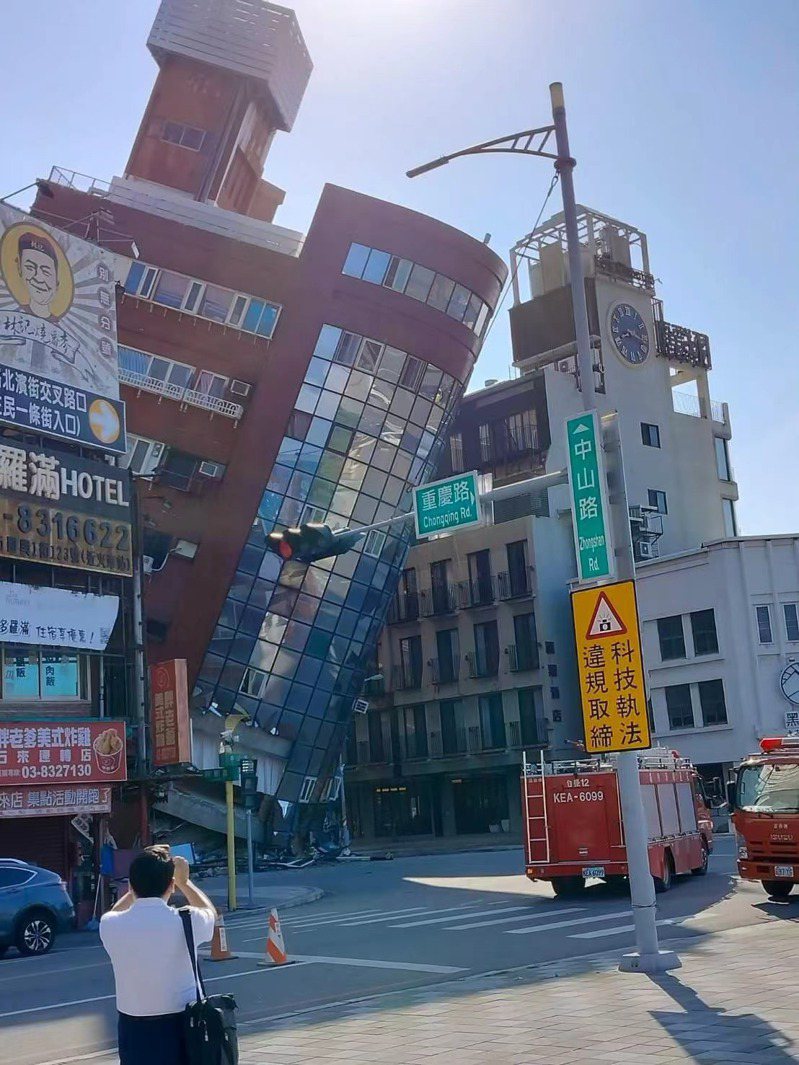今早發生規模7.2大地震，位於花蓮的一棟大樓也在此次強烈地震中傾斜。圖／讀者提供