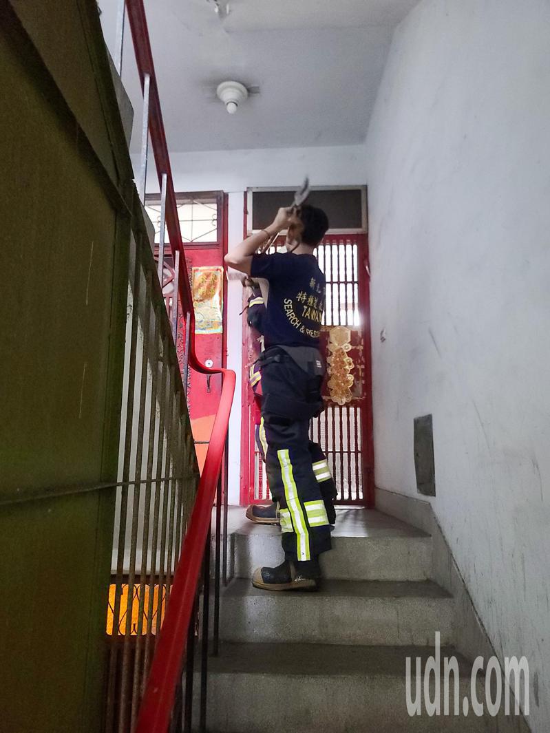 0403花蓮大地震，新北市安和路二段一棟公寓住家的鐵門也強震而變形，消防人員前往協助將門撬開，讓住戶得以脫困。記者鄭超文／攝影