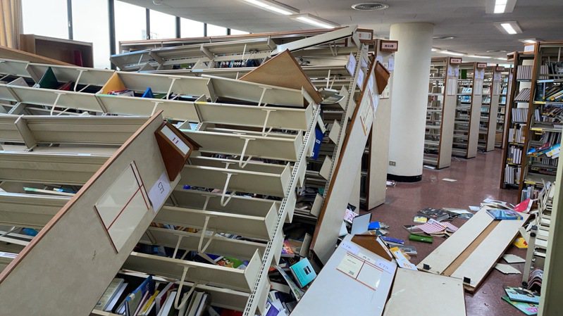 台师大图书馆书柜倾倒，今天紧急休馆一日。图／台师大提供