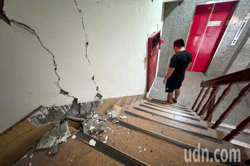0403花莲强震导致台中乌日一处社区墙面剥落，住户吓出一身冷汗。记者黄仲裕／摄影