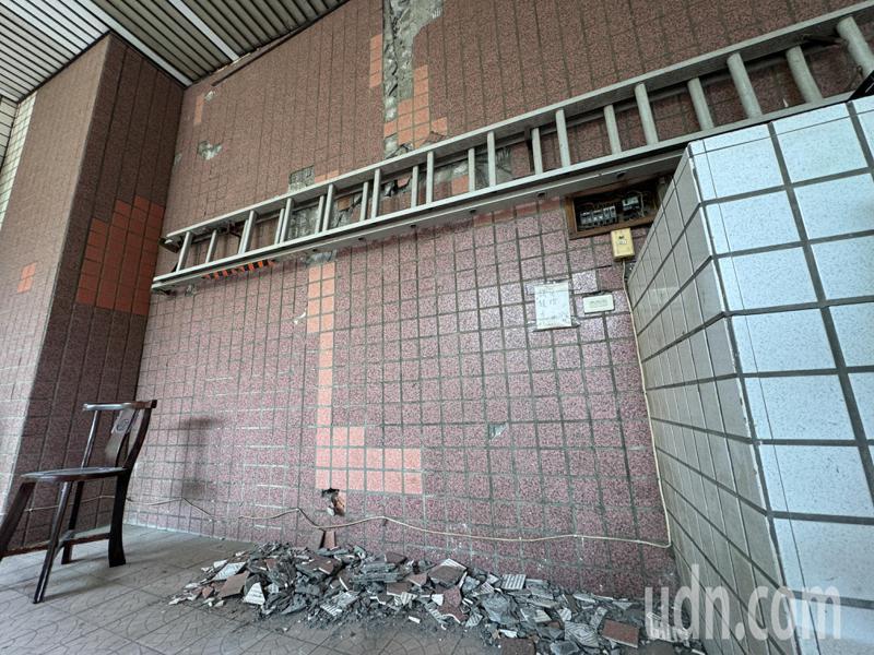 0403花莲强震导致台中乌日一处社区墙面剥落。记者黄仲裕／摄影