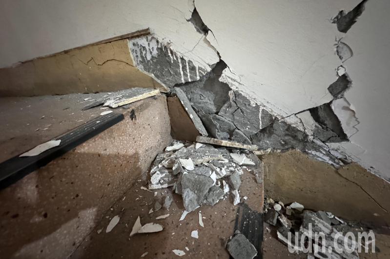 0403花莲强震导致台中乌日一处社区楼梯震出碎片。记者黄仲裕／摄影