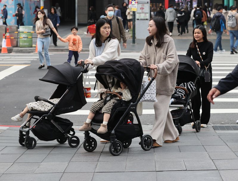 去年台灣新生兒人數13.5萬，續創史上新低！不想生小孩原因，76%擔心錢不夠。圖／本報系資料照片