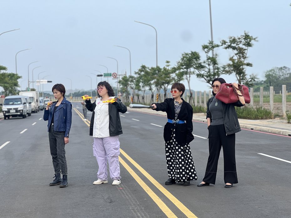 王瞳(左起)、宮美樂、錦雯、姚黛瑋拍「愛的榮耀」，遇全台大地震。圖／民視提供