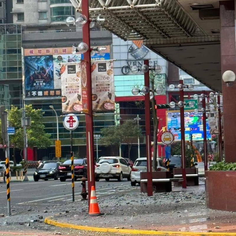 0403花莲大地震，中坜SOGO在震后出现外墙剥落情况。图／摘自脸书