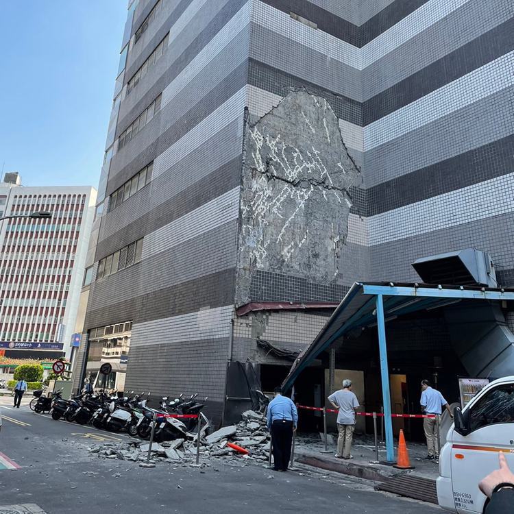 0403花蓮大地震，造成SOGO敦化館外牆剝落。圖／摘自臉書