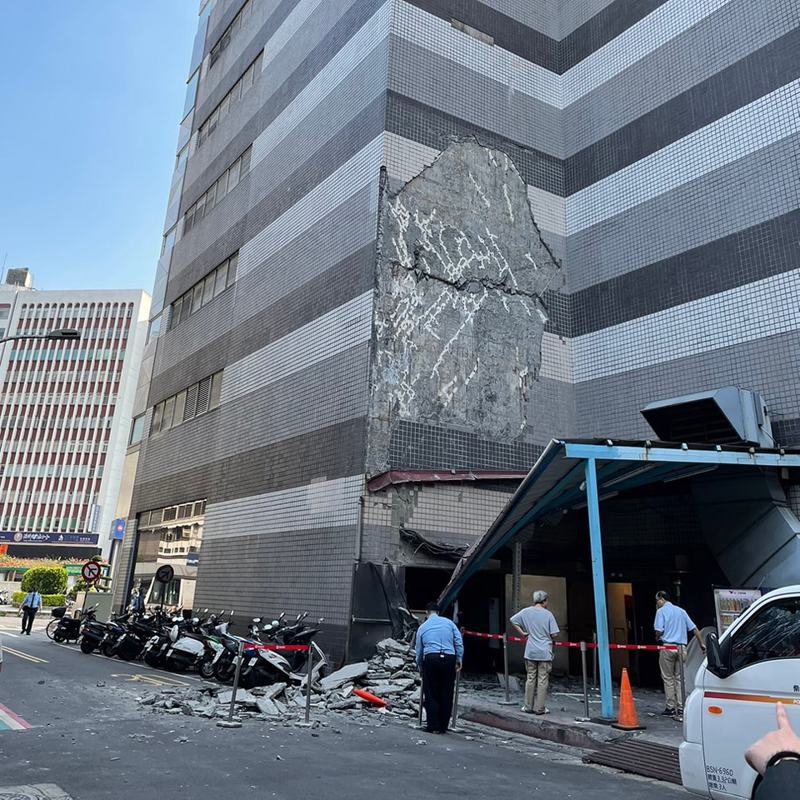 0403花莲大地震，造成SOGO敦化馆外墙剥落。图／摘自脸书