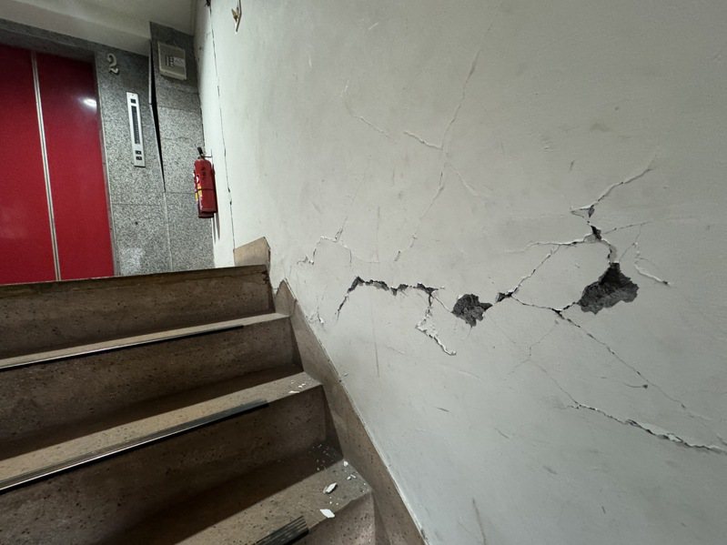 今天上午大地震，台中市乌日区院辖市社区大楼住户冲下楼，发现低楼层墙壁裂开，边逃边觉得「很可怕」，吓到不敢回家。记者黄仲裕／摄影