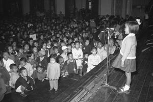 1954年4月4日，台北市各界在中山堂中正廳舉行慶祝兒童節大會。圖／聯合報系資料照片