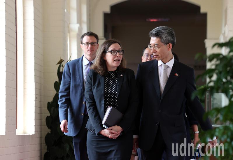 立法院长韩国瑜今天接见美国在台协会主席罗森伯格（中）。记者邱德祥／摄影