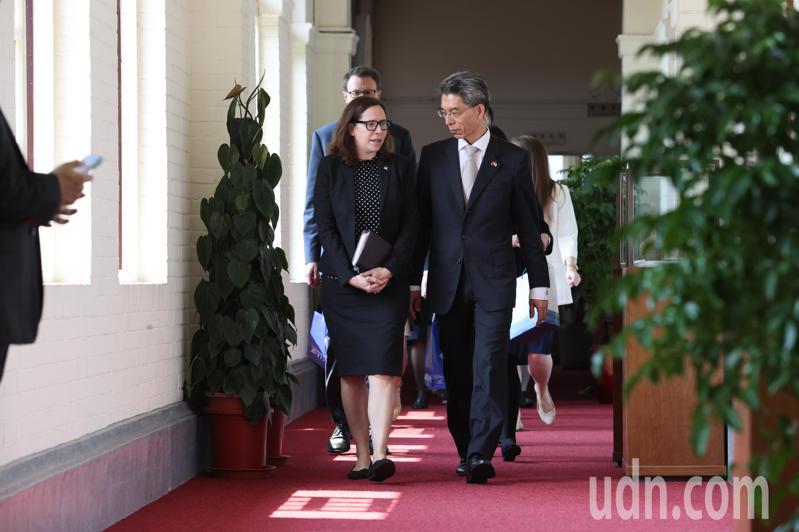 立法院长韩国瑜今天接见美国在台协会主席罗森伯格（左）。记者邱德祥／摄影