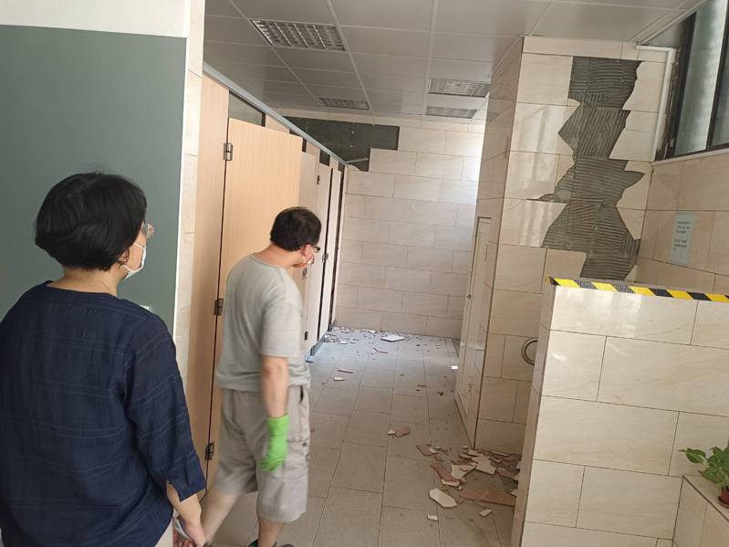 办公大楼一楼厕所墙面大型磁砖也有部分脱落，暂停使用。记者吴杰沐／摄影