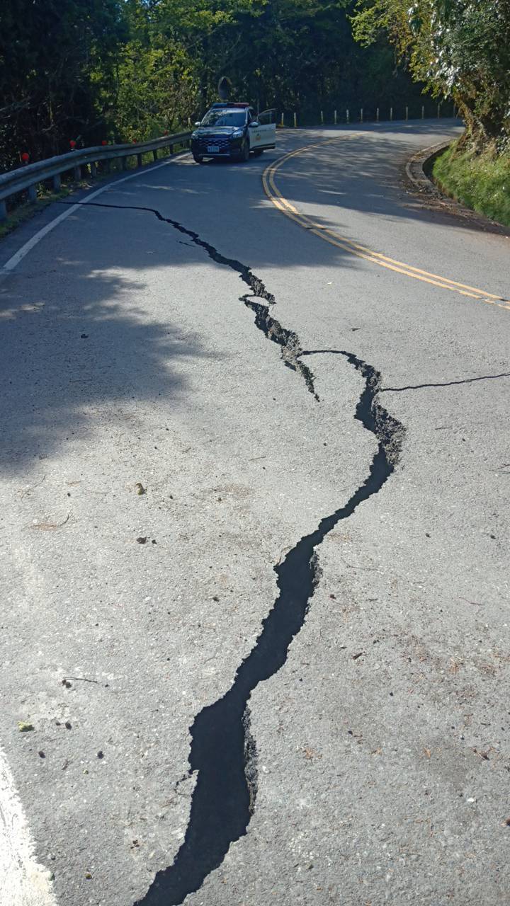 强震造成进出太平山的道路路面龟裂，太平山游乐区休园3天。图／林业署宜兰分署提供
