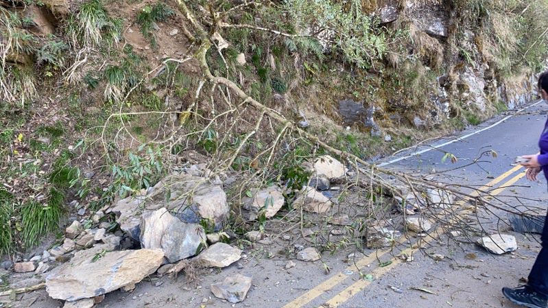 强震造成进出太平山的落石坍方、路面龟裂，太平山游乐区休园3天。图／林业署宜兰分署提供
