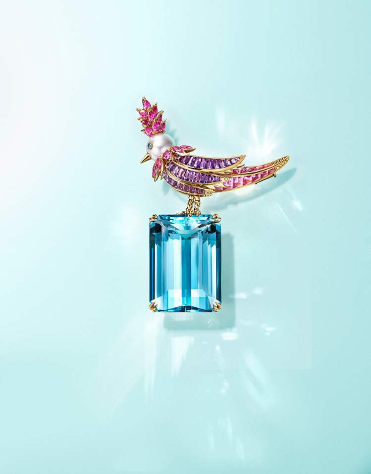 Jean Schlumberger by Tiffany高級珠寶系列彩虹石上鳥胸針，18K黃金鑲嵌一顆重逾41克拉的海藍寶石，珍珠，粉紅藍寶石，藍寶石及紫水晶。圖／Tiffany提供