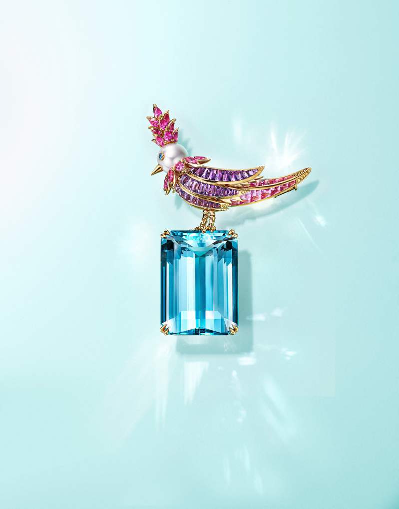 Jean Schlumberger by Tiffany高级珠宝系列彩虹石上鸟胸针，18K黄金镶嵌一颗重逾41克拉的海蓝宝石，珍珠，粉红蓝宝石，蓝宝石及紫水晶。图／Tiffany提供