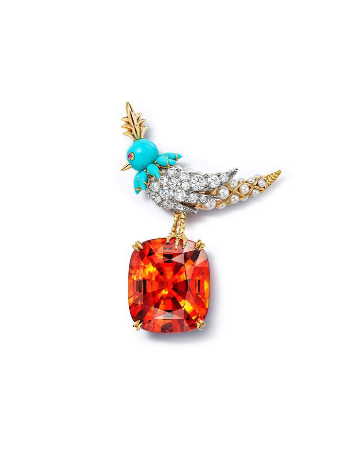 Jean Schlumberger by Tiffany高級珠寶系列彩虹石上鳥胸針，18K黃金鑲嵌一顆重逾46克拉的錳鋁榴石，綠松石，珍珠 ，粉色藍寶石及鑽石。圖／Tiffany提供