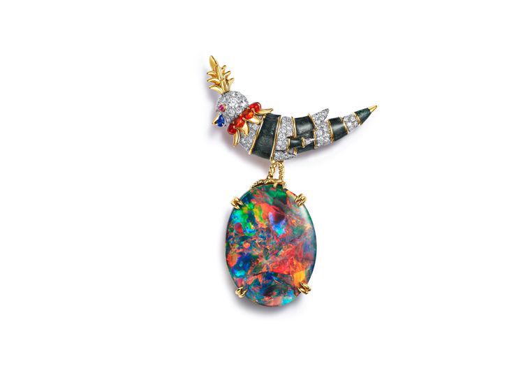 Jean Schlumberger by Tiffany高級珠寶系列彩虹石上鳥胸針，鉑金及18K黃金鑲嵌一顆重逾35克拉的黑色蛋白石，灰色琺瑯，深色火蛋白石，藍寶石及鑽石。圖／Tiffany提供