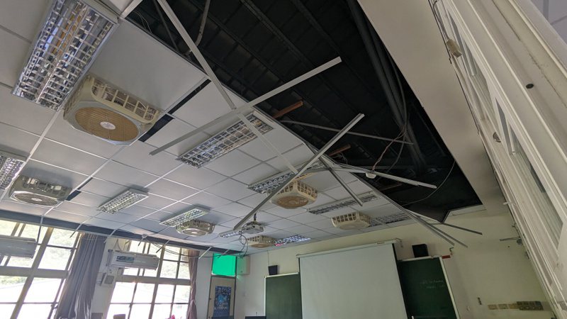 苏澳国小教学楼4楼多处天花板坍塌。记者陈敬丰／摄影