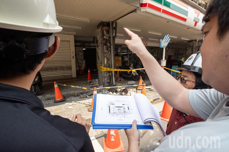 现场新北市工务局的人员评估要如何补强建物结构。记者季相儒／摄影