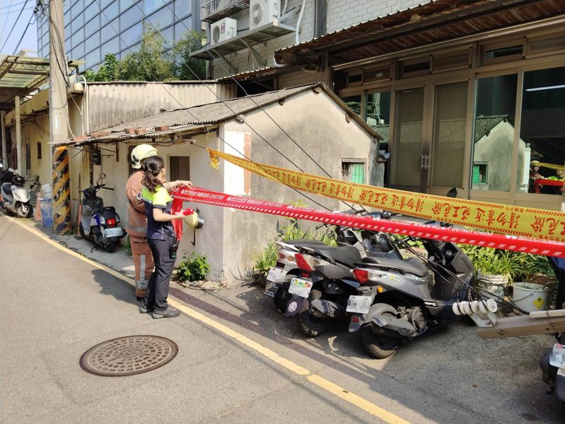新竹市发生电杆倾倒的停电事故。记者张裕珍／翻摄