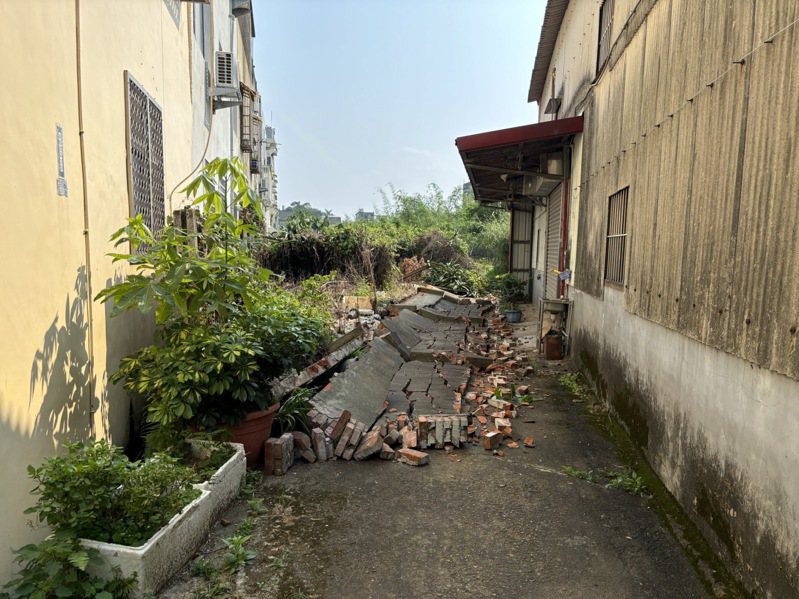 新竹市有围墙倒塌，还好没有人员伤亡。记者张裕珍／翻摄