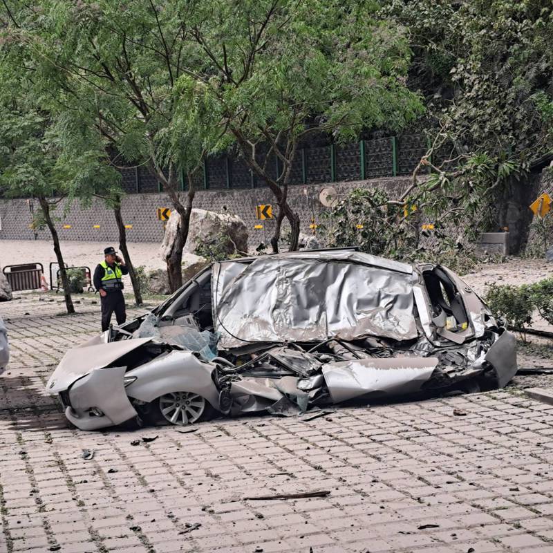 蘇花路廊匯德隧道前停車場，一輛汽車被地震震落的石頭砸中，1人當場死亡。圖／民眾提供