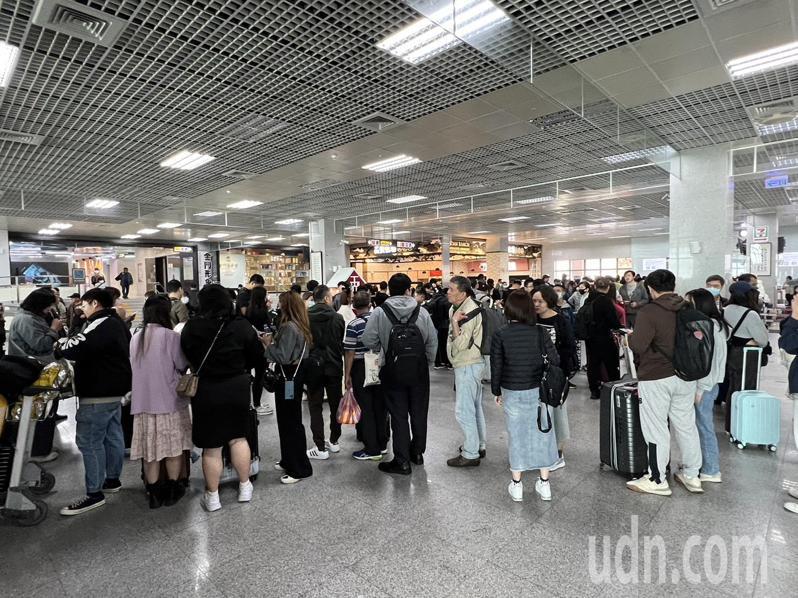 金门尚义机场今天到下午14点多都关场中，旅客只能焦急等待，希望有好消息。记者蔡家蓁／摄影