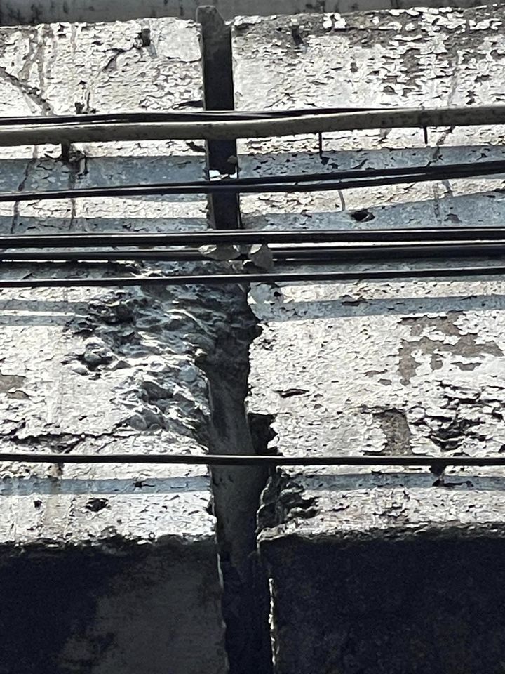東港橋「橋裂了」？引起網友瘋傳。宜蘭縣府交通處表示，裂痕是伸縮縫本來就會有，對於脫落混凝土，縣府已通報交通部公路局處理，無立即危險。圖／翻攝林岳賢臉書