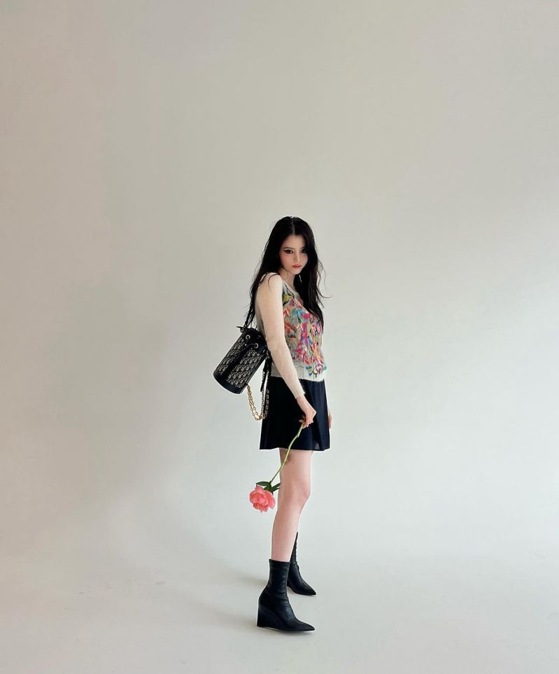 韩韶禧演绎Dior Backpack背包。图／截自艺人IG @xeesoxee