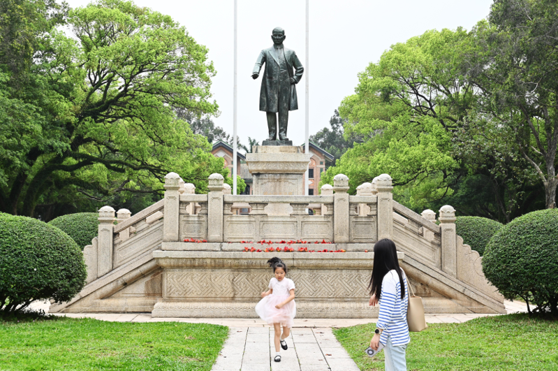 3月31日，廣東省廣州市，參觀者從中山大學孫中山雕像前經過。（中新社）