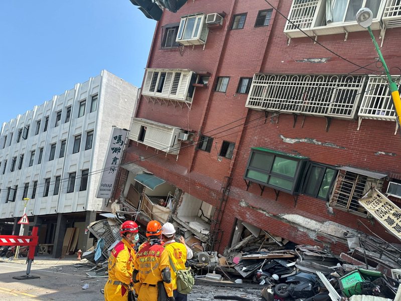 台灣3日發生25年來最強烈地震，截至目前已知至少26棟建築倒塌，至少七死、736人受傷。路透