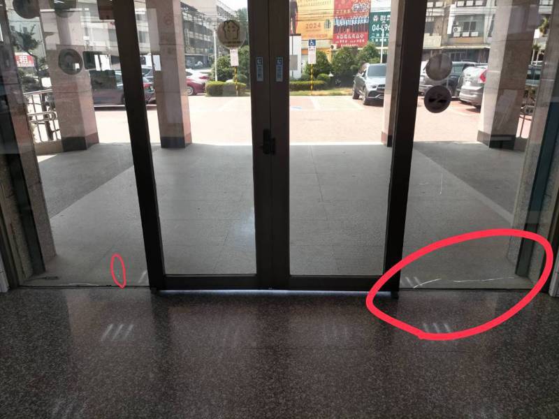 二林镇公所大门的落地玻璃二侧均被震到龟裂，都得更换。图／二林镇公所提供