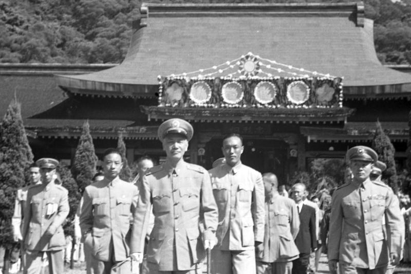 1954年9月，蔣中正總統至圓山忠烈祠主持秋祭國殤，右一為參軍長孫立人。圖／聯合報系資料照片