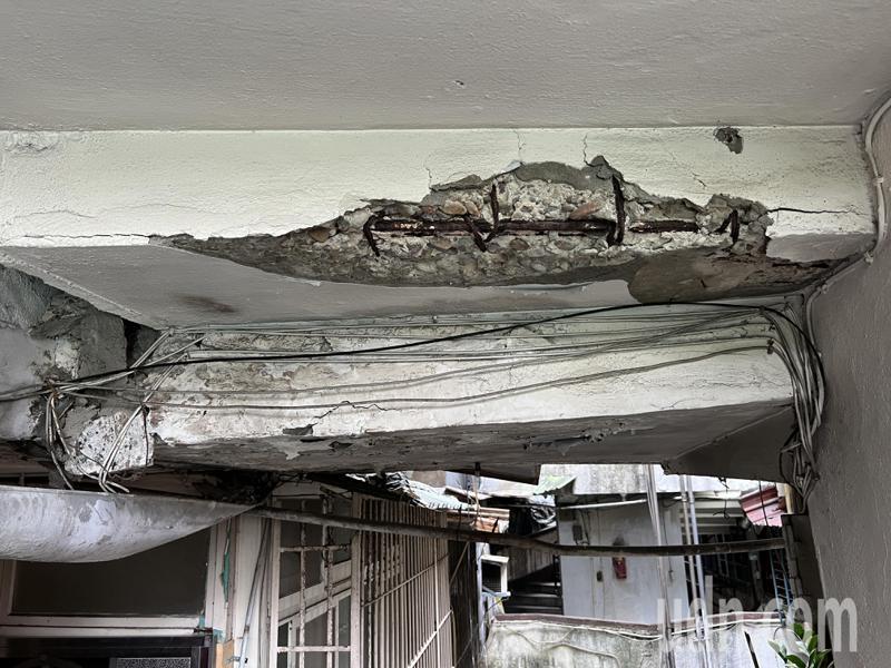 南机场公寓旋转楼梯结构破损。记者钟维轩／摄影
