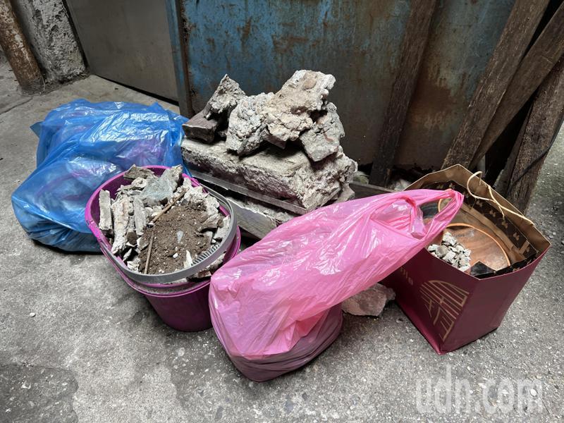 南机场公寓的住户将散落在地面的水泥块搜集在一旁。记者钟维轩／摄影