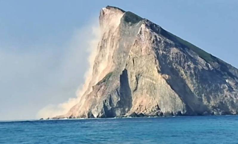 花蓮大地震造成龜山島落石坍塌。圖／漁民提供