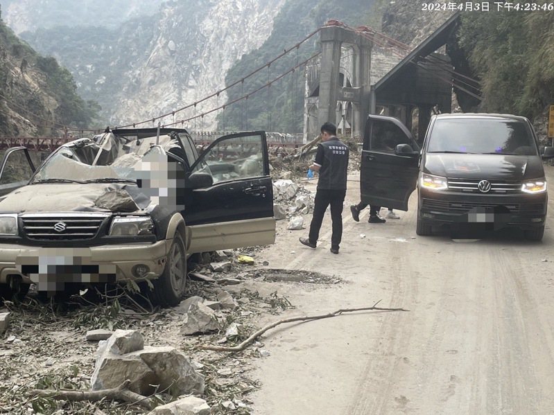 花蓮大地震，中橫沿路落石不斷，一輛吉普車被落石擊中，車上有1人不幸死亡。記者王燕華／翻攝
